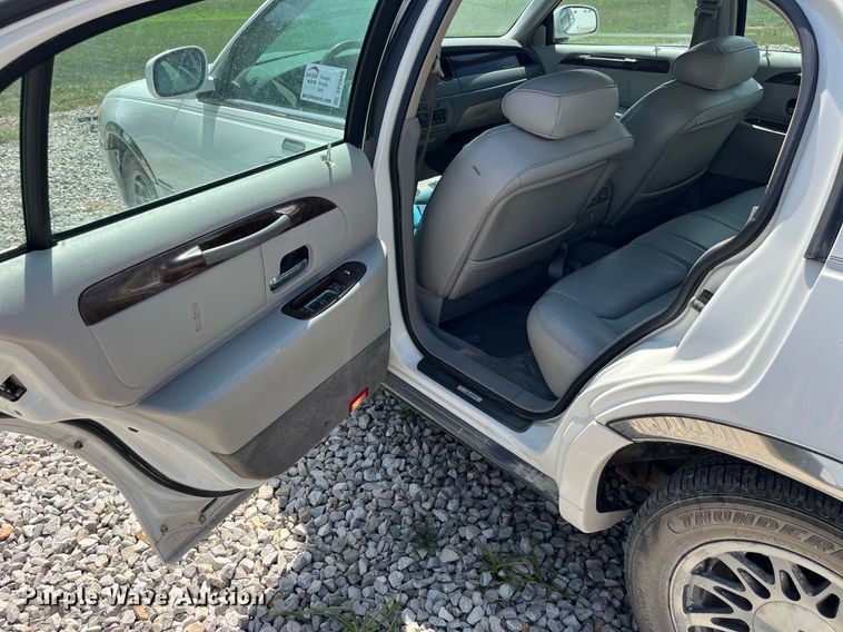 image for item DP2048 2000 Lincoln Town Car