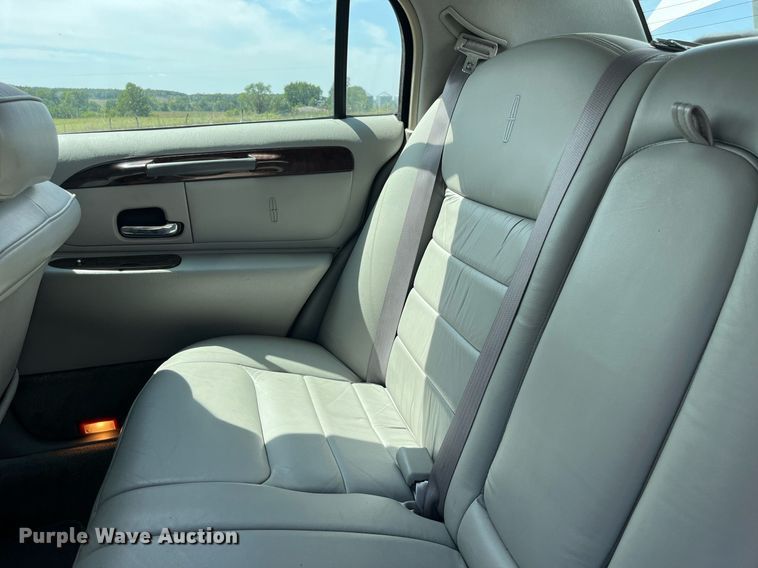 image for item DP2048 2000 Lincoln Town Car