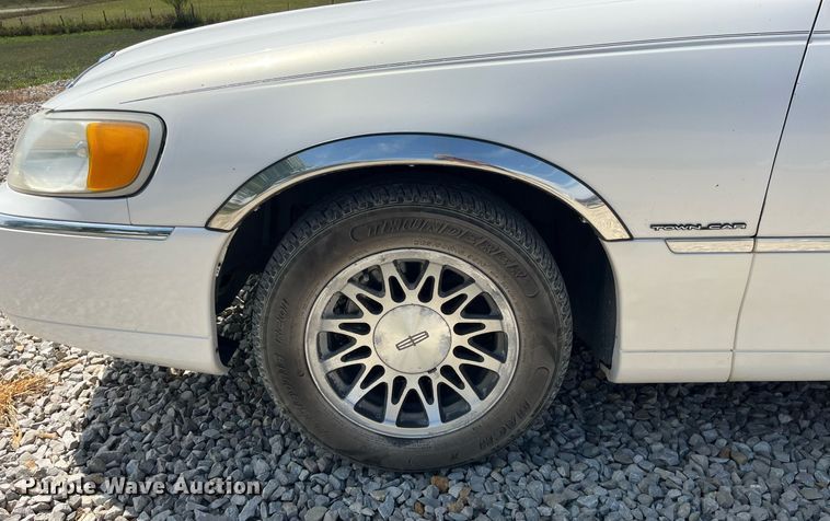 image for item DP2048 2000 Lincoln Town Car