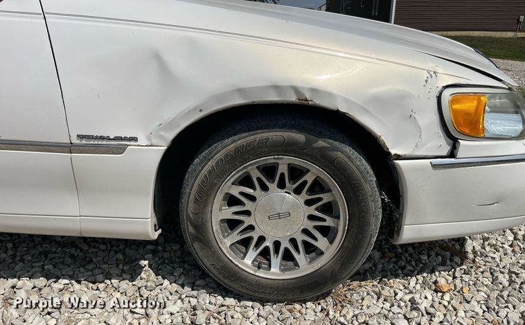 image for item DP2048 2000 Lincoln Town Car