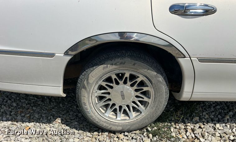 image for item DP2048 2000 Lincoln Town Car