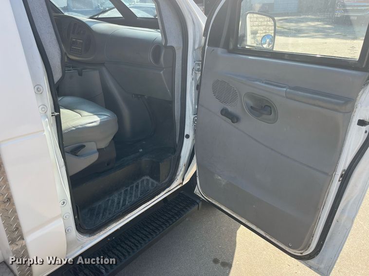 image for item DP2050 2006 Ford E350 Super Duty  armored van