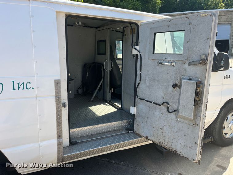 image for item DP2050 2006 Ford E350 Super Duty  armored van