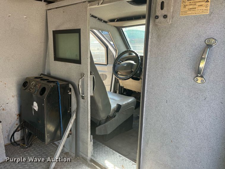 image for item DP2050 2006 Ford E350 Super Duty  armored van