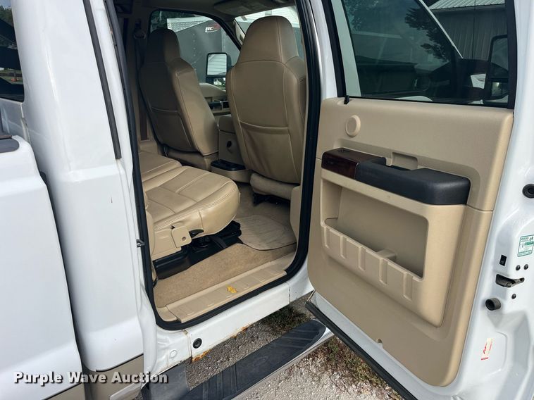 image for item DP2053 2008 Ford F350 Lariat Super Duty  Crew Cab pickup truck