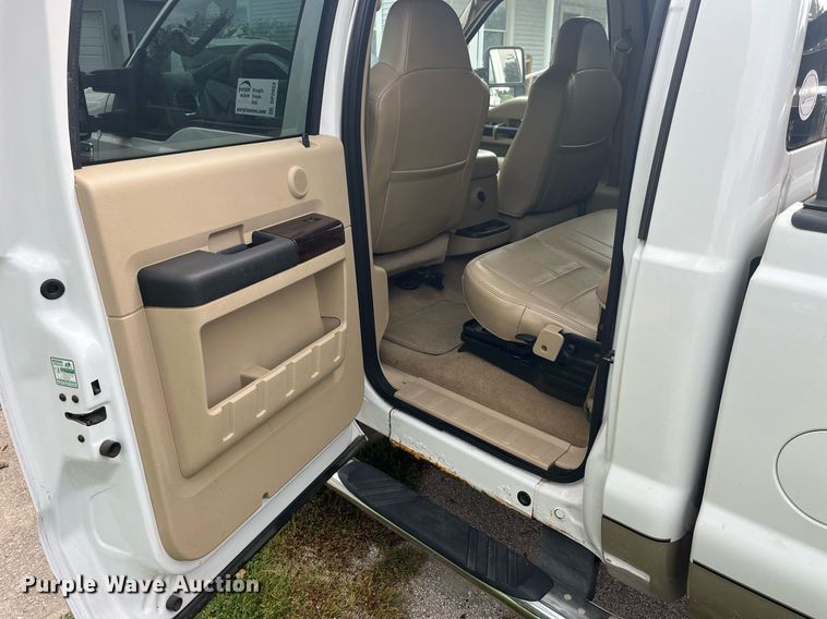image for item DP2053 2008 Ford F350 Lariat Super Duty  Crew Cab pickup truck