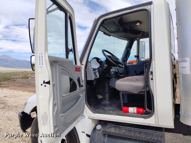 image for item DP3408 2006 International 4300  box truck