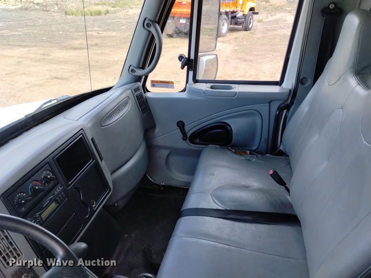 image for item DP3408 2006 International 4300  box truck