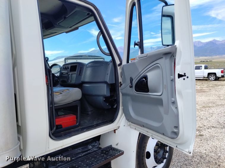 image for item DP3408 2006 International 4300  box truck