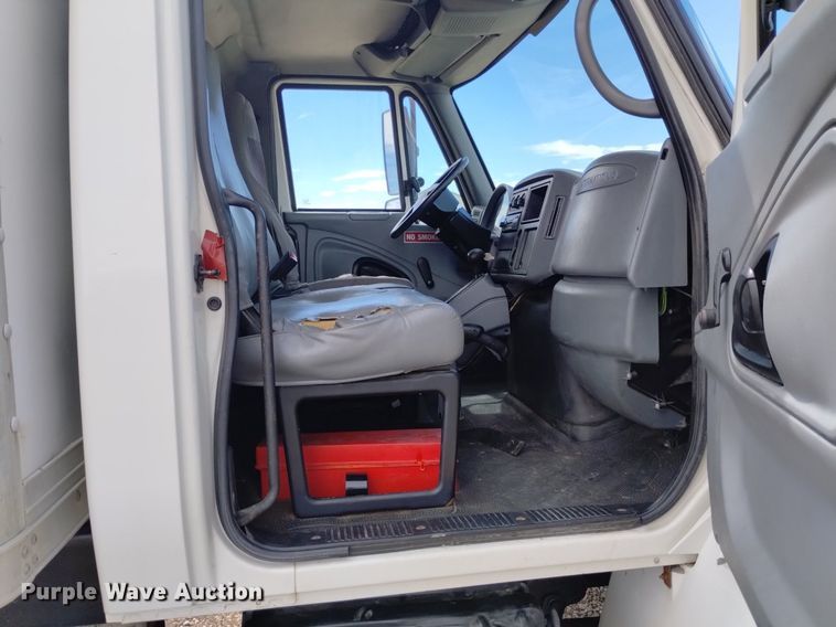 image for item DP3408 2006 International 4300  box truck