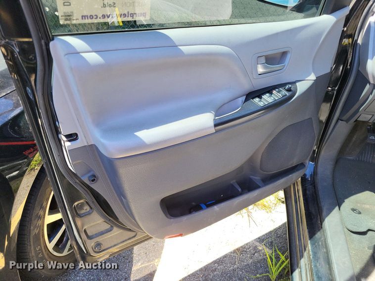 image for item DP5226 2015 Toyota  Sienna  van