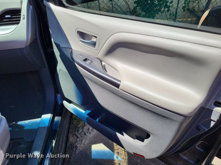 image for item DP5226 2015 Toyota  Sienna  van