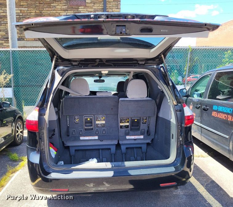 image for item DP5226 2015 Toyota  Sienna  van