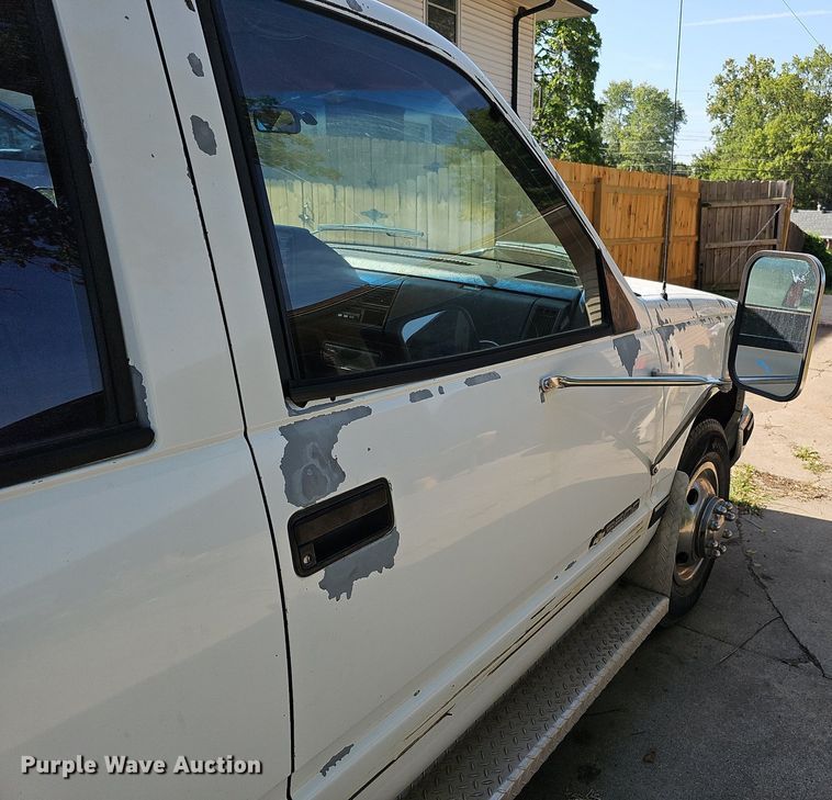 image for item DQ0251 1993 Chevrolet C3500  Crew Cab pickup truck