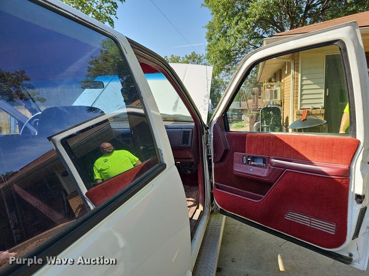 image for item DQ0251 1993 Chevrolet C3500  Crew Cab pickup truck