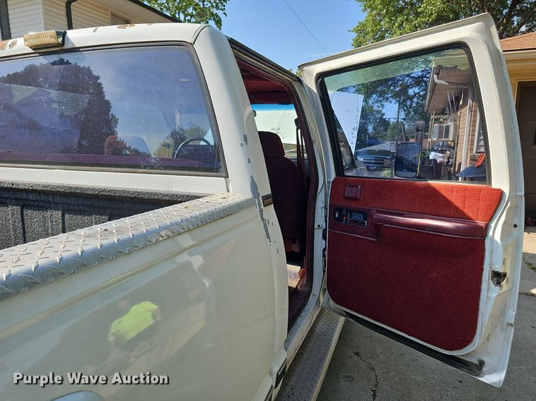 image for item DQ0251 1993 Chevrolet C3500  Crew Cab pickup truck