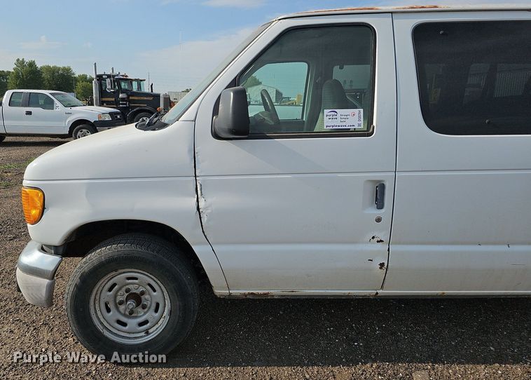 image for item DQ0264 2004 Ford E150 XLT  van