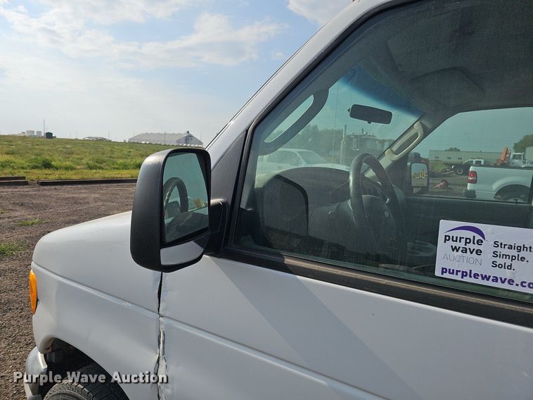 image for item DQ0264 2004 Ford E150 XLT  van