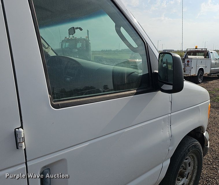 image for item DQ0264 2004 Ford E150 XLT  van