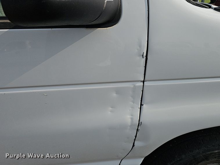 image for item DQ0264 2004 Ford E150 XLT  van