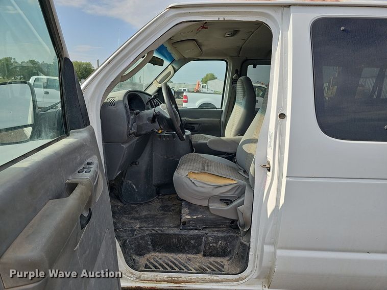 image for item DQ0264 2004 Ford E150 XLT  van