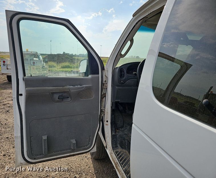 image for item DQ0264 2004 Ford E150 XLT  van