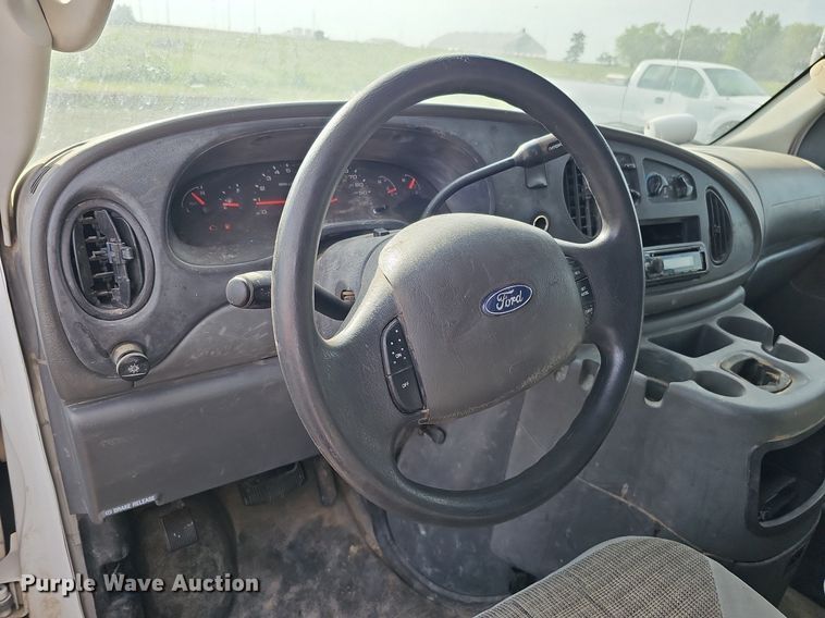 image for item DQ0264 2004 Ford E150 XLT  van