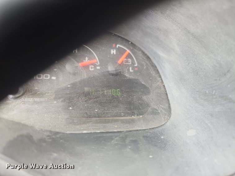 image for item DQ0264 2004 Ford E150 XLT  van