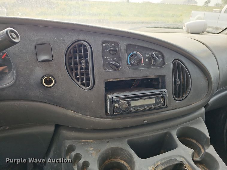 image for item DQ0264 2004 Ford E150 XLT  van