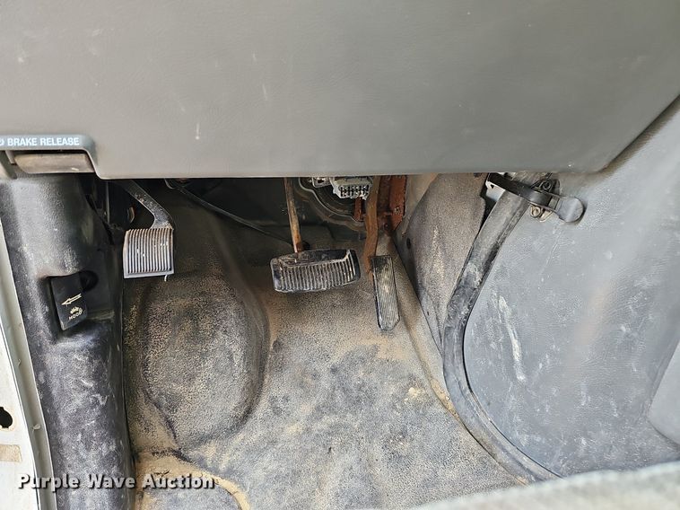 image for item DQ0264 2004 Ford E150 XLT  van