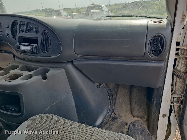 image for item DQ0264 2004 Ford E150 XLT  van