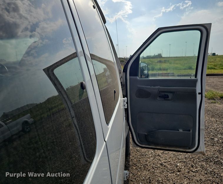 image for item DQ0264 2004 Ford E150 XLT  van