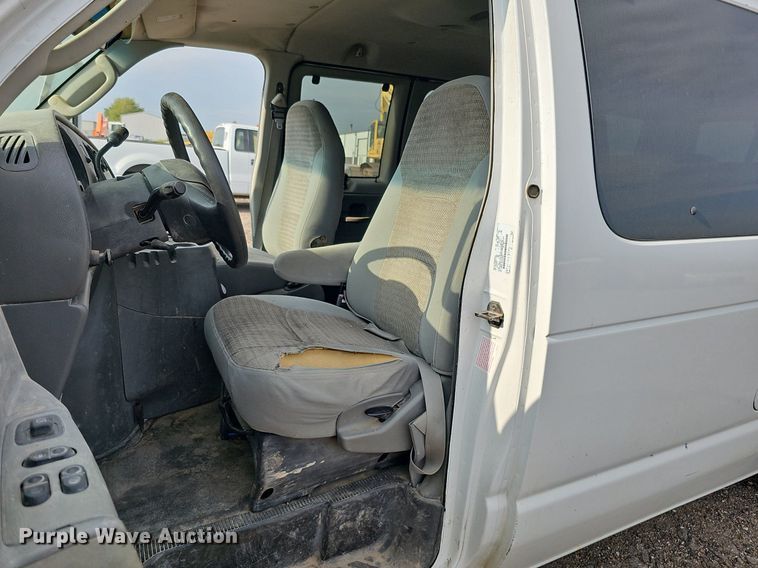 image for item DQ0264 2004 Ford E150 XLT  van