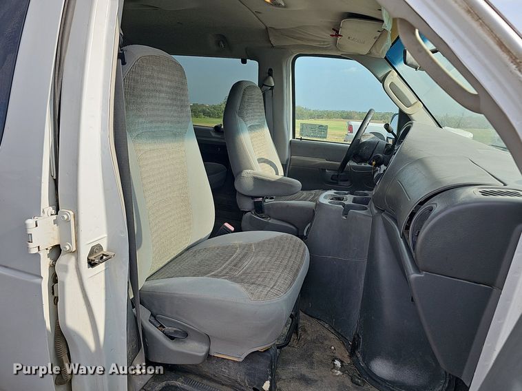 image for item DQ0264 2004 Ford E150 XLT  van