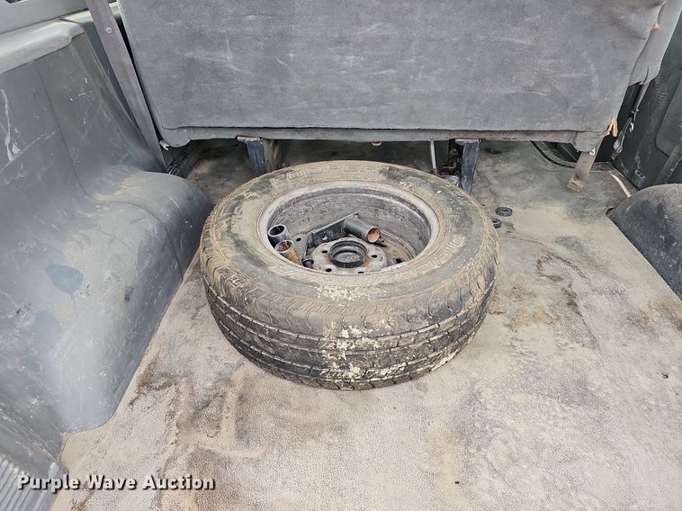 image for item DQ0264 2004 Ford E150 XLT  van