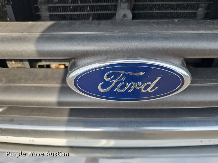 image for item DQ0264 2004 Ford E150 XLT  van