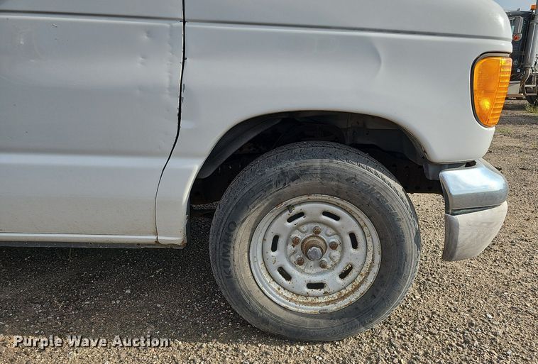 image for item DQ0264 2004 Ford E150 XLT  van