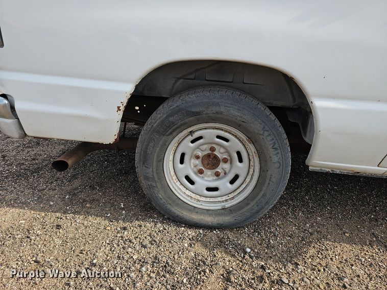 image for item DQ0264 2004 Ford E150 XLT  van