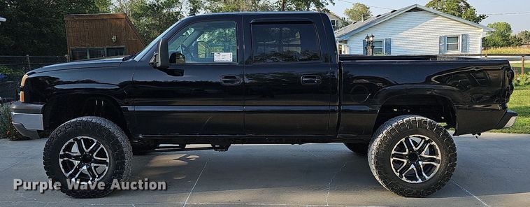 image for item DQ0292 2004 Chevrolet Silverado 1500  Crew Cab pickup truck