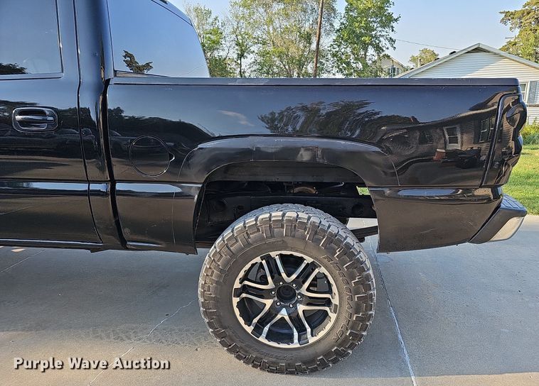 image for item DQ0292 2004 Chevrolet Silverado 1500  Crew Cab pickup truck