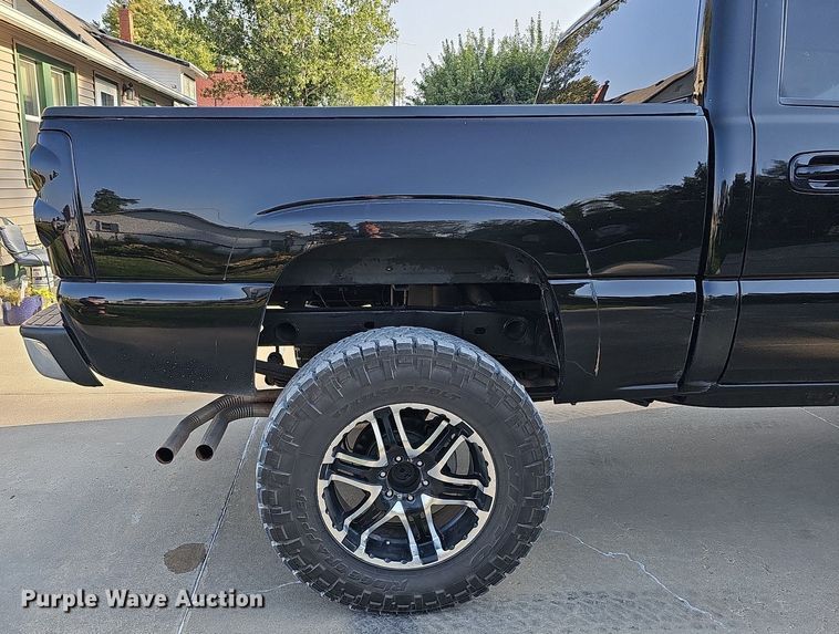 image for item DQ0292 2004 Chevrolet Silverado 1500  Crew Cab pickup truck