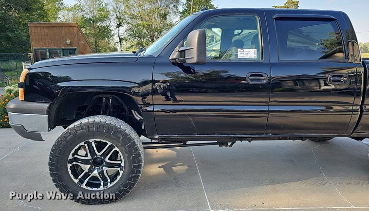 image for item DQ0292 2004 Chevrolet Silverado 1500  Crew Cab pickup truck