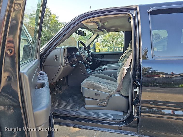 image for item DQ0292 2004 Chevrolet Silverado 1500  Crew Cab pickup truck