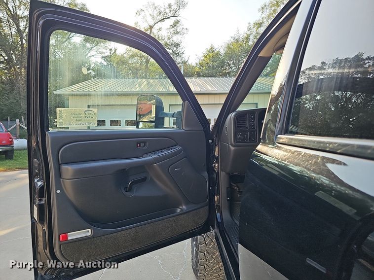 image for item DQ0292 2004 Chevrolet Silverado 1500  Crew Cab pickup truck