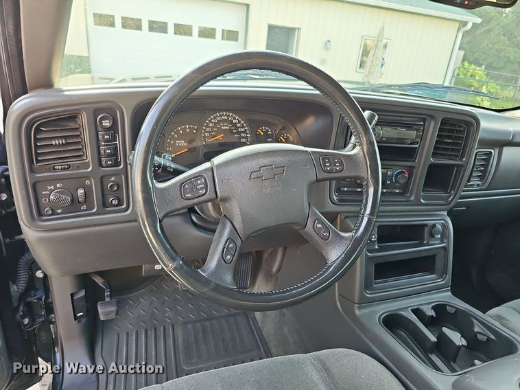 image for item DQ0292 2004 Chevrolet Silverado 1500  Crew Cab pickup truck