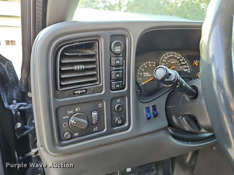 image for item DQ0292 2004 Chevrolet Silverado 1500  Crew Cab pickup truck