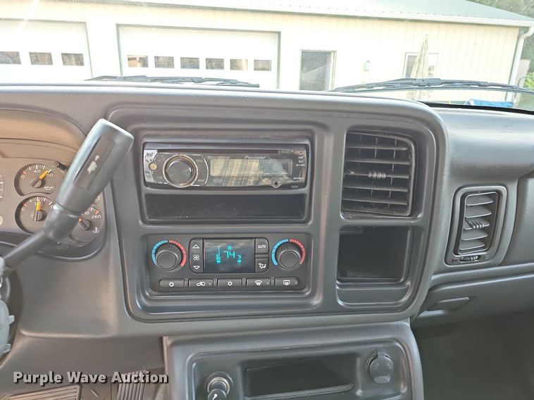 image for item DQ0292 2004 Chevrolet Silverado 1500  Crew Cab pickup truck