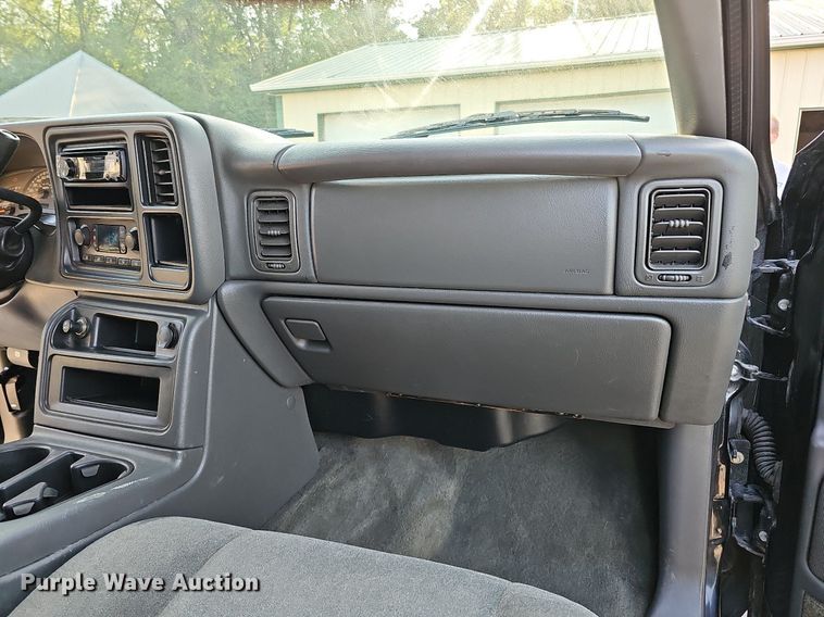 image for item DQ0292 2004 Chevrolet Silverado 1500  Crew Cab pickup truck