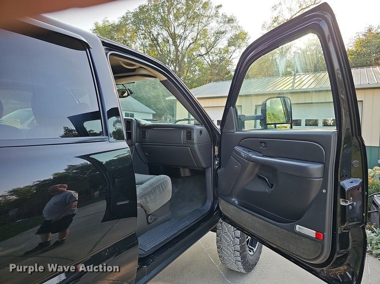 image for item DQ0292 2004 Chevrolet Silverado 1500  Crew Cab pickup truck