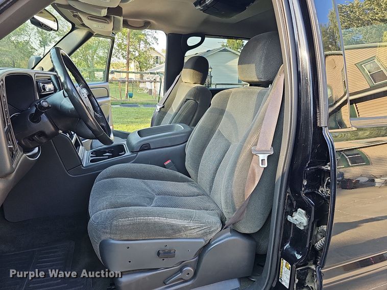 image for item DQ0292 2004 Chevrolet Silverado 1500  Crew Cab pickup truck